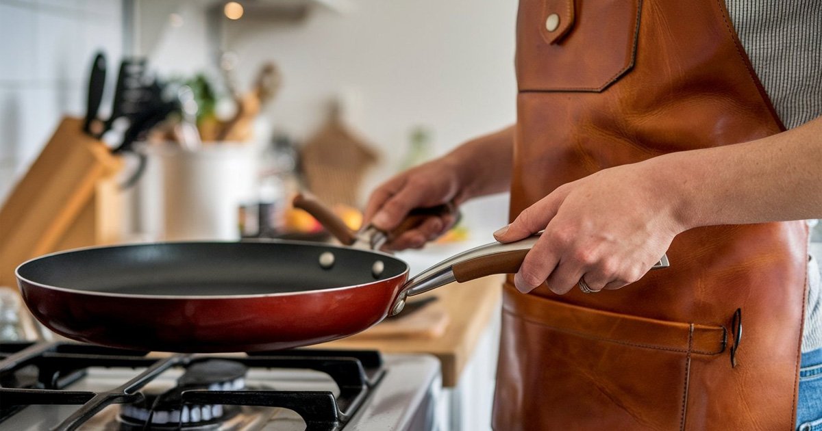 How leather aprons prevent burns and spills