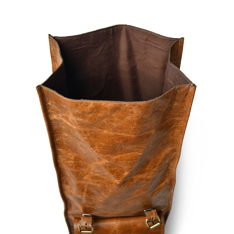 Men's Leather Rolltop Backpack – Versatile Laptop & Everyday Rucksack0 Men's Leather Rolltop Backpack – Versatile Laptop & Everyday Rucksack